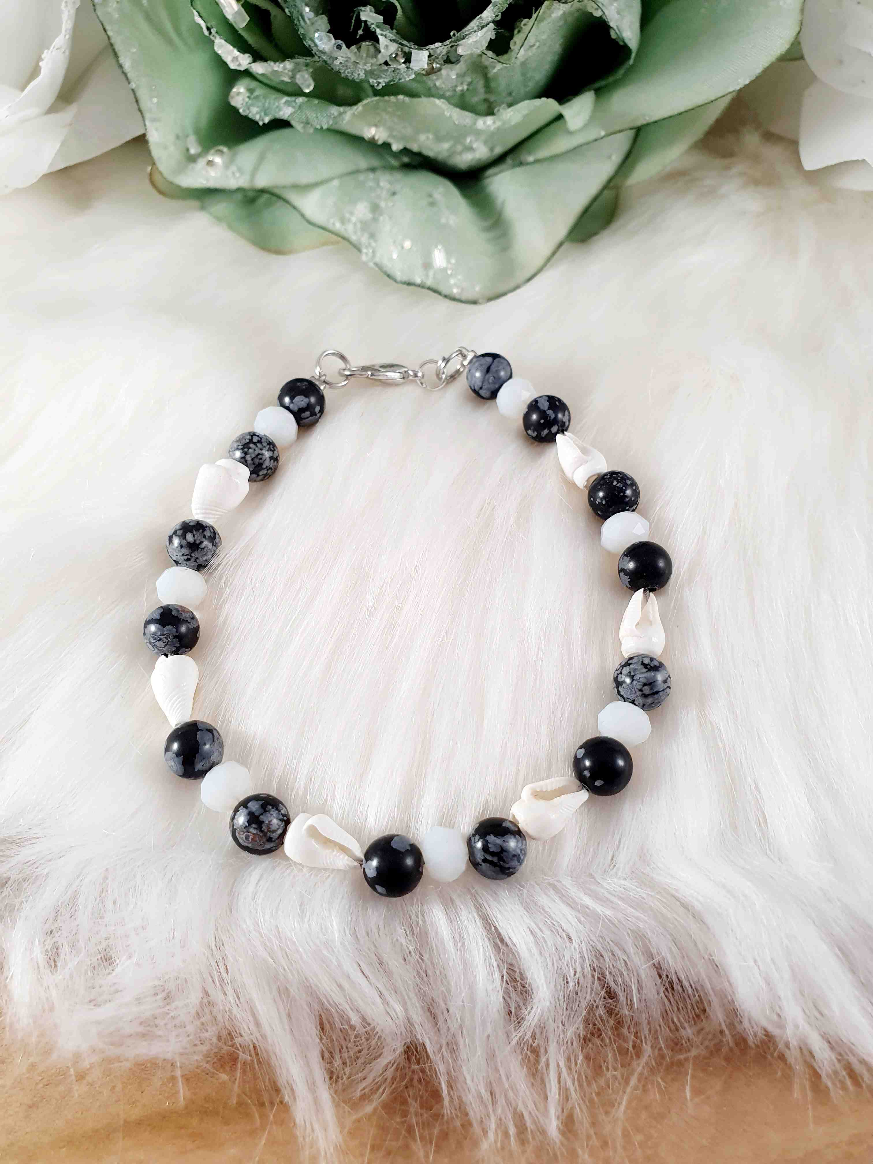 Sieraden, Armbanden, Armband met Edelsteen en Schelpenkralen (6mm) Sneeuwvlok Obsidiaan met wit klein